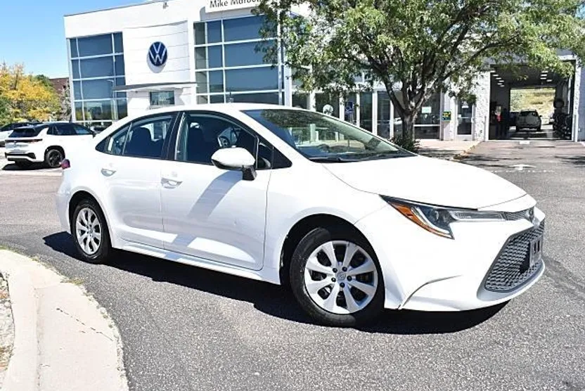 2021 Toyota Corolla LE photo 1