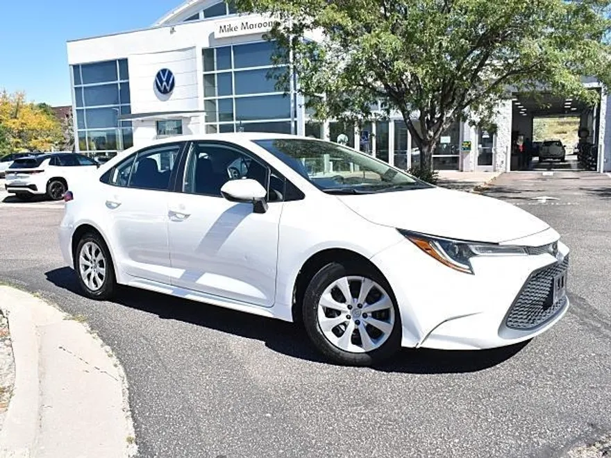 2021 Toyota Corolla LE photo 1