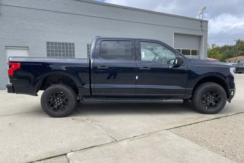 2025 Ford F-150 Lightning XLT photo 1