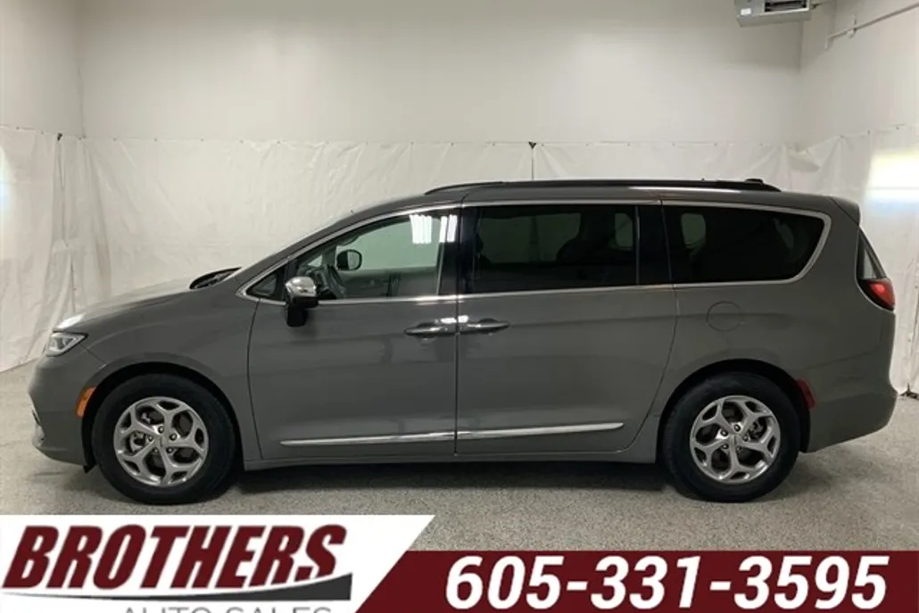 2023 Chrysler Pacifica Limited photo 1