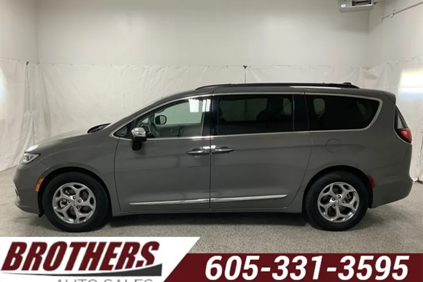 2023 Chrysler Pacifica Limited photo 1