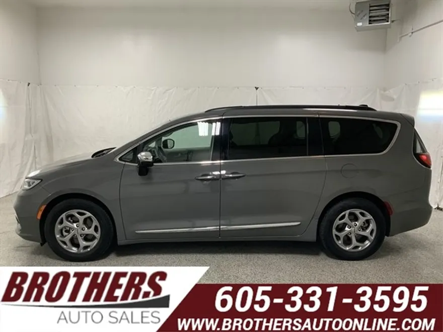 2023 Chrysler Pacifica Limited photo 1