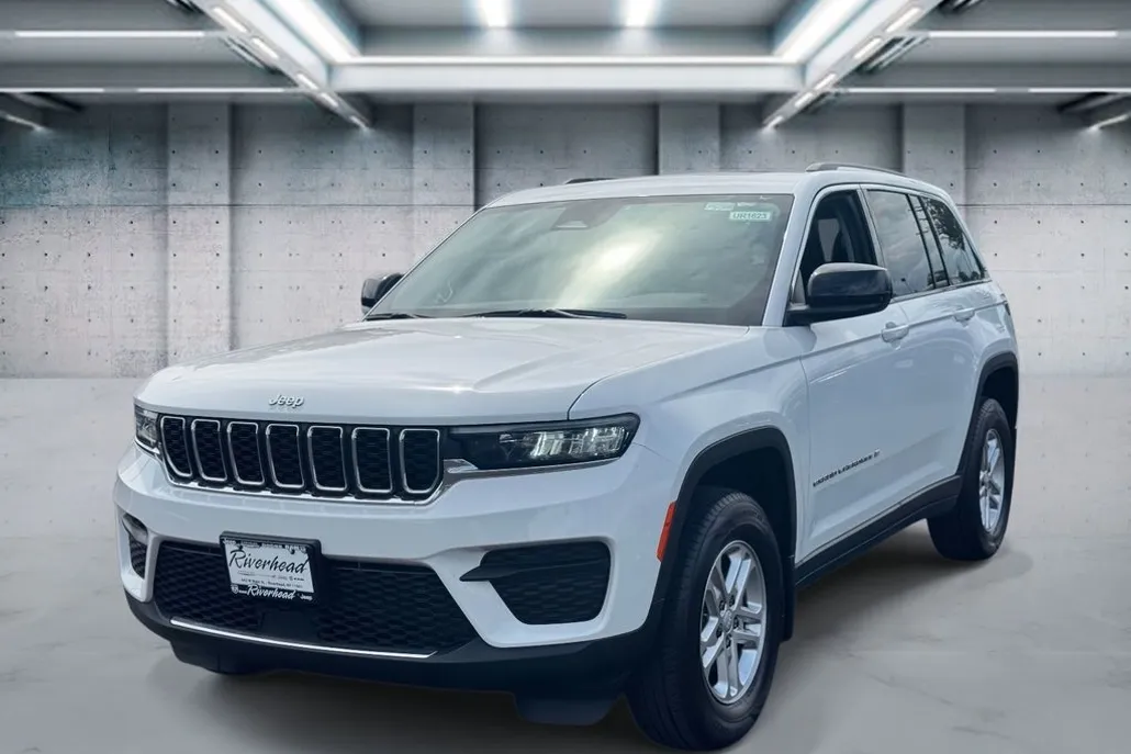 2022 Jeep Grand Cherokee Laredo photo 1