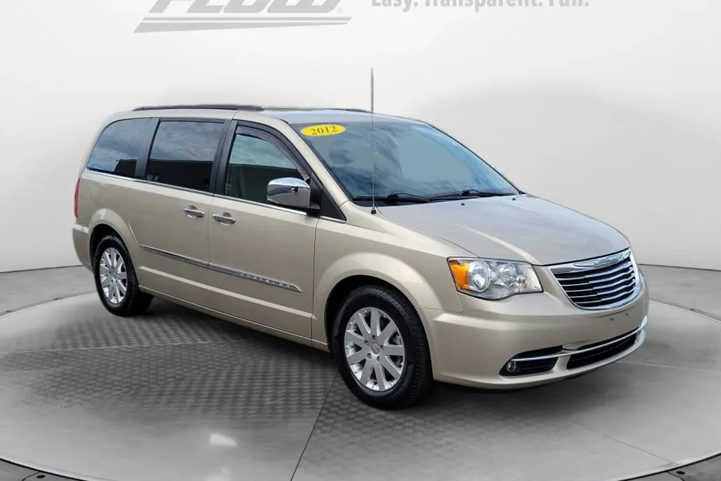 2012 Chrysler Town & Country photo 1