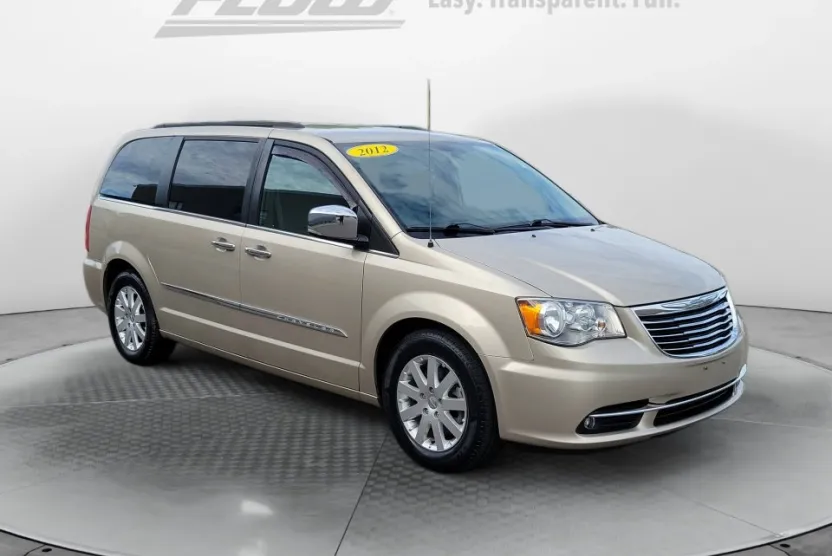 2012 Chrysler Town & Country photo 1