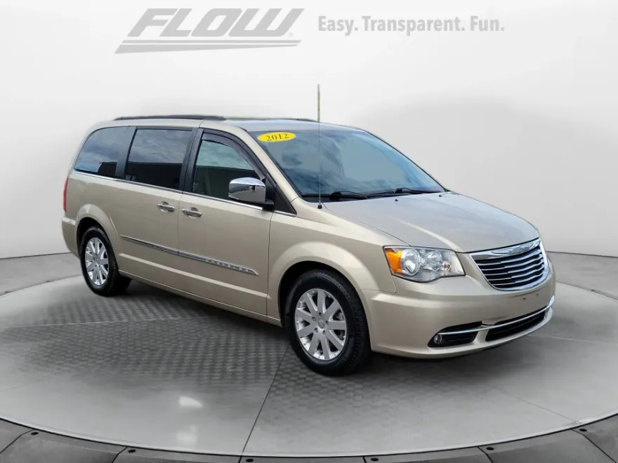 2012 Chrysler Town & Country photo 1
