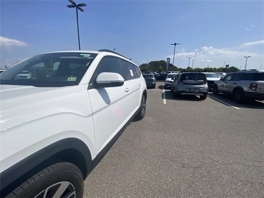 2024 Volkswagen Atlas SE Technology photo 1