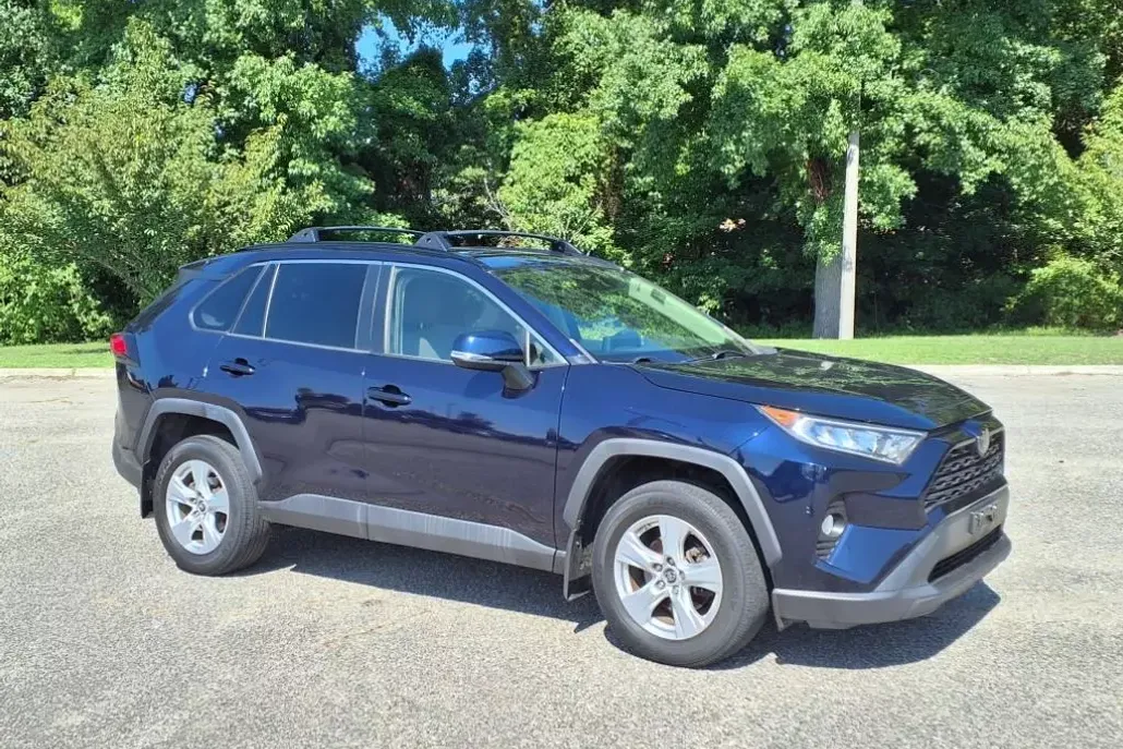 2019 Toyota RAV4 XLE photo 1