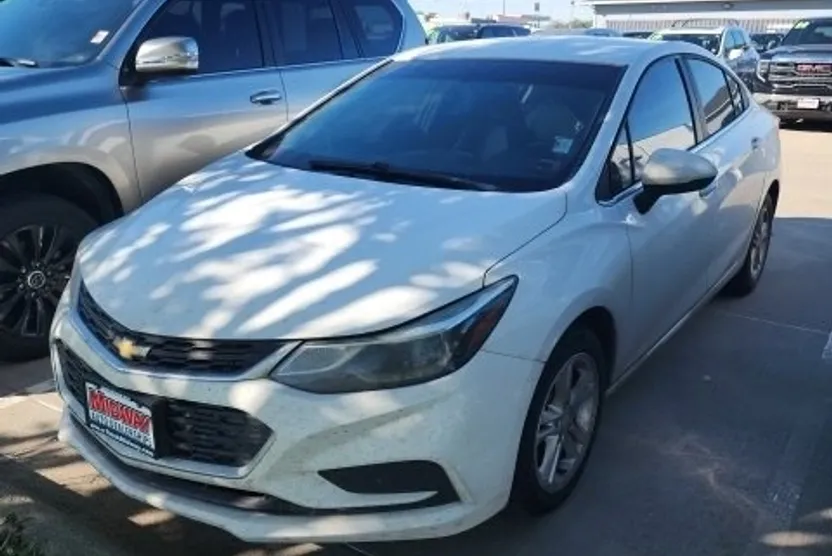 2017 Chevrolet Cruze LT photo 1