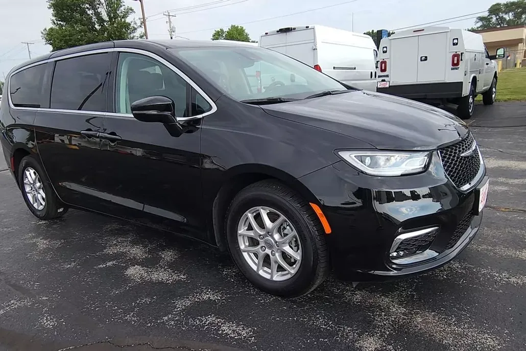 2024 Chrysler Pacifica Touring L photo 1