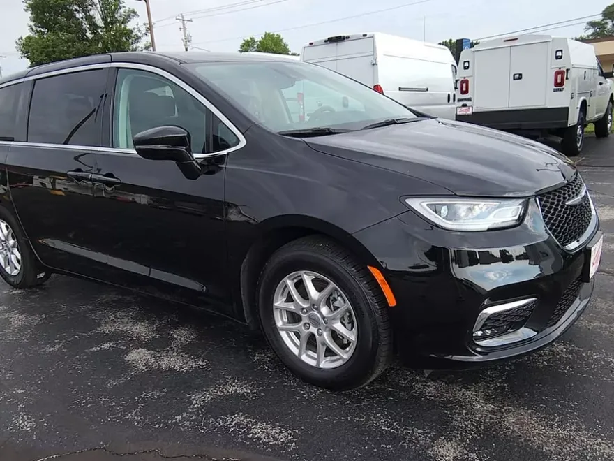 2024 Chrysler Pacifica Touring L photo 1