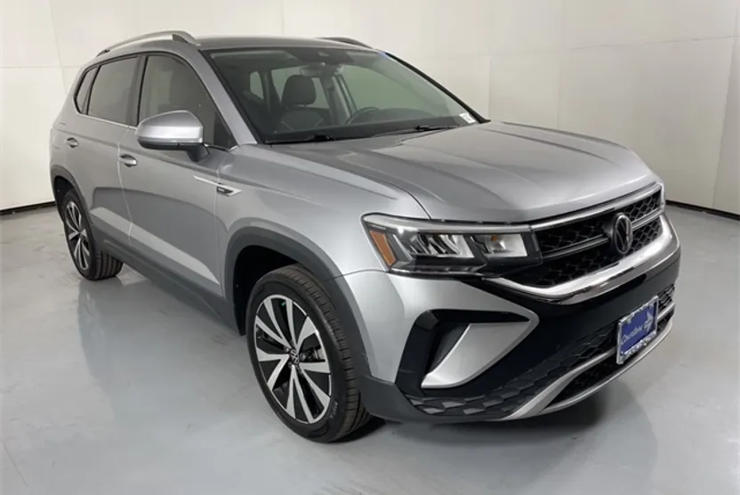 2024 Volkswagen Taos SE photo 1