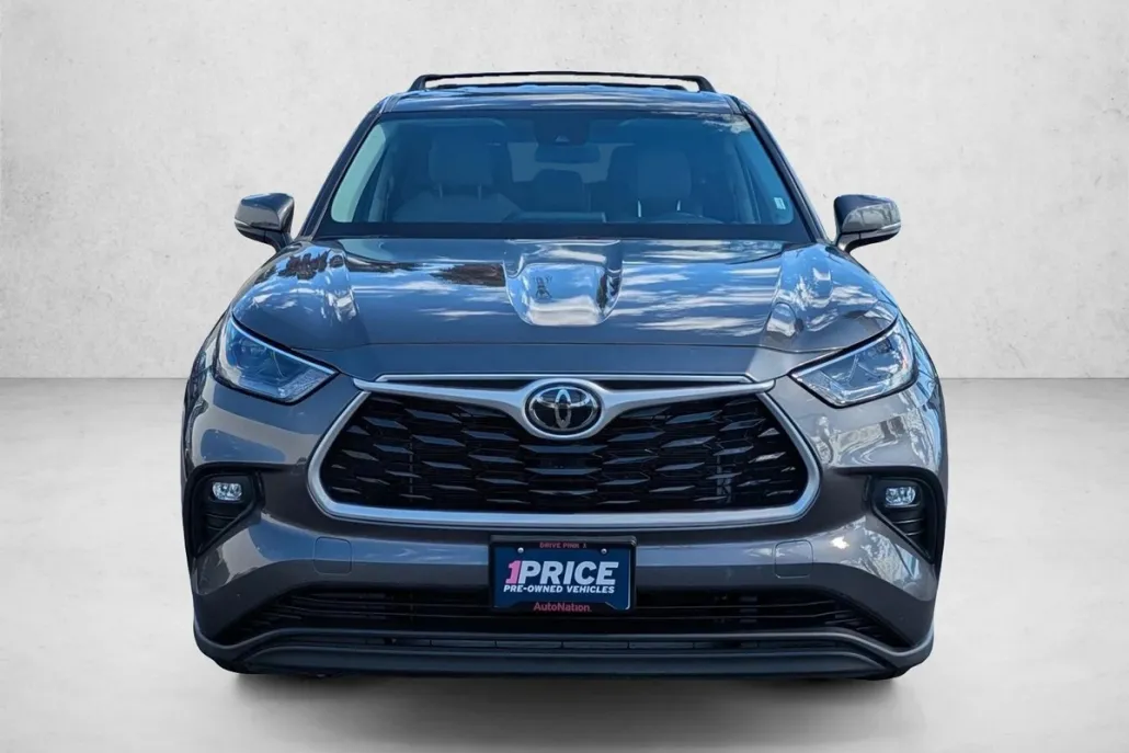 2022 Toyota Highlander LE photo 1