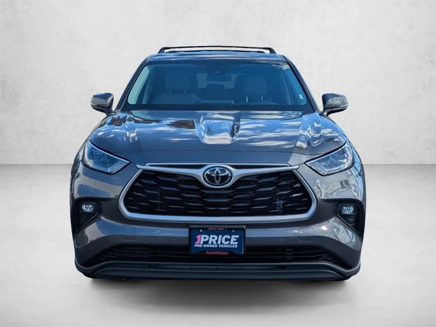 2022 Toyota Highlander LE photo 1
