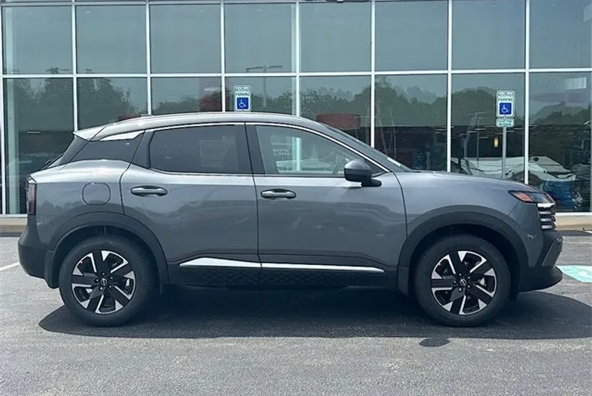 2025 Nissan Kicks SV photo 1