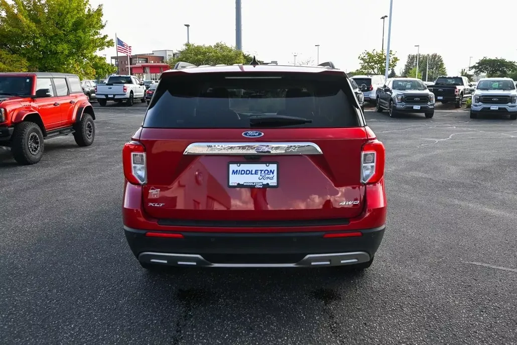 2023 Ford Explorer XLT photo 1