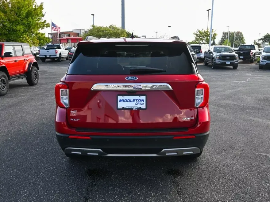 2023 Ford Explorer XLT photo 1