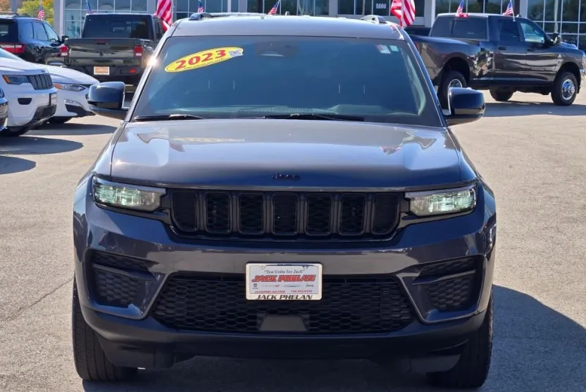 2023 Jeep Grand Cherokee Laredo Altitude photo 1