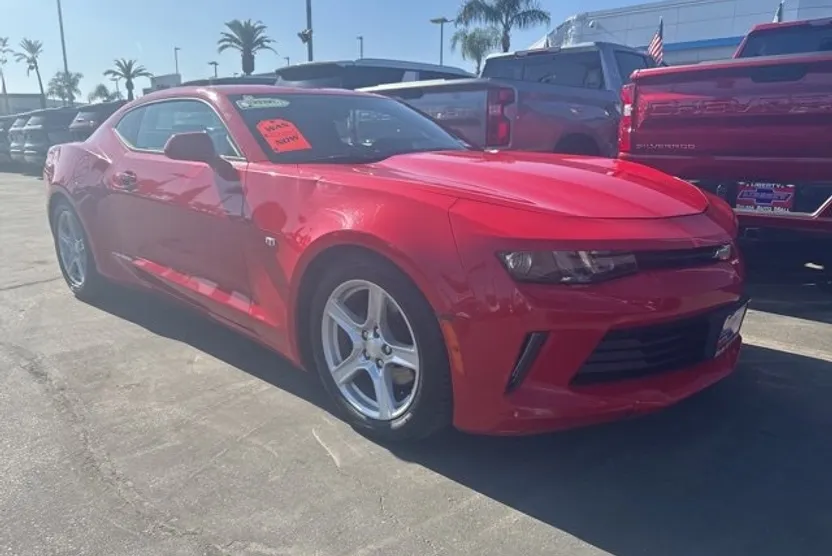 2017 Chevrolet Camaro 1LT photo 1