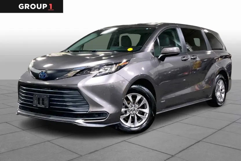 2021 Toyota Sienna LE photo 1