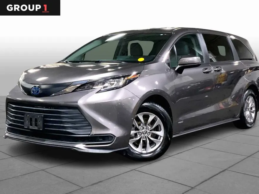2021 Toyota Sienna LE photo 1