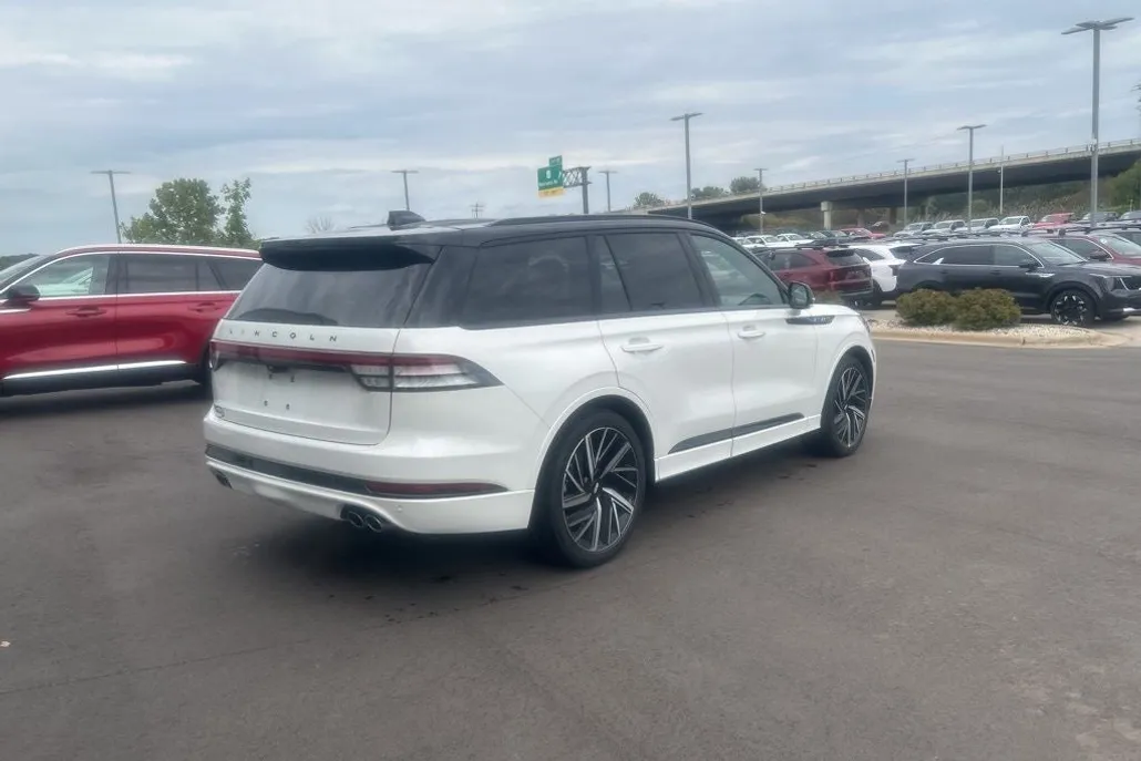 2025 Lincoln Aviator Black Label photo 1