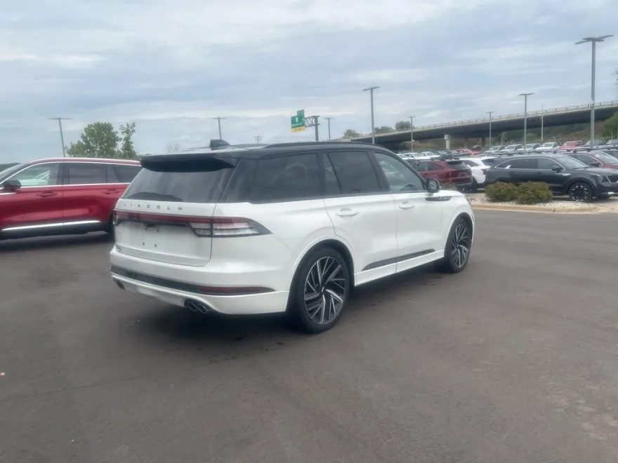 2025 Lincoln Aviator Black Label photo 1