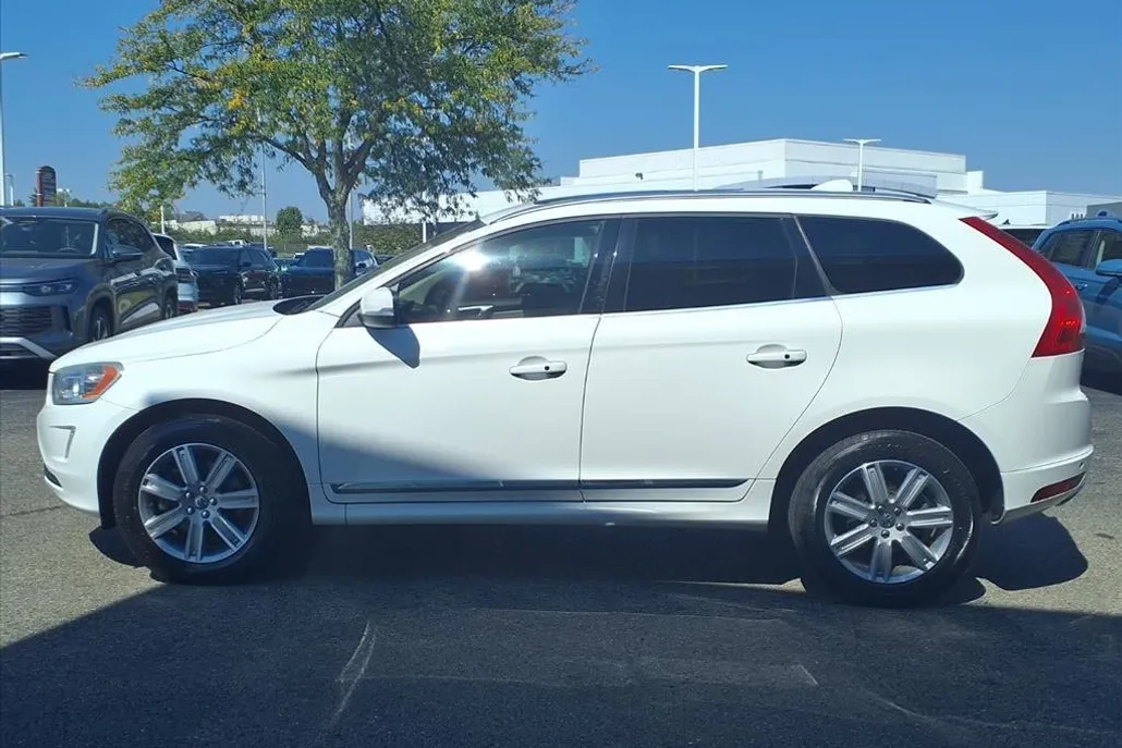 2016 Volvo XC60 T6 Drive-E photo 1