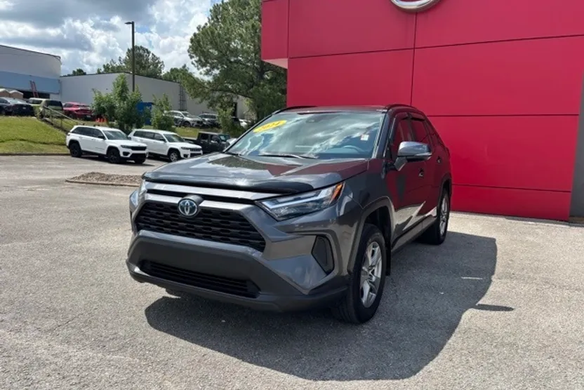 2024 Toyota RAV4 Hybrid XLE photo 1