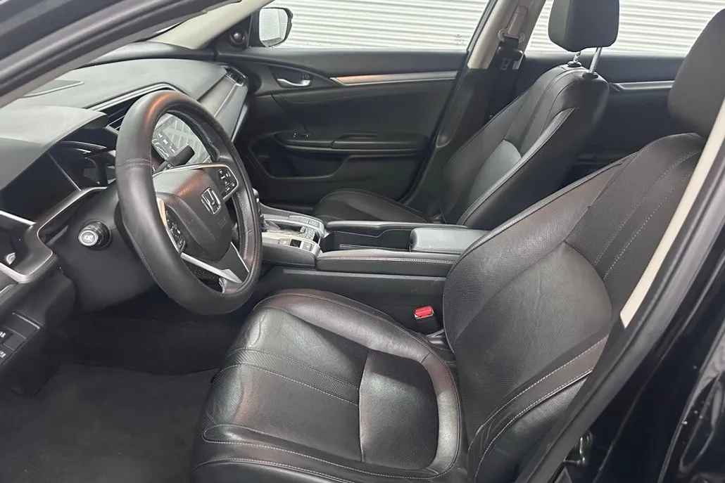 2017 Honda Civic Touring photo 1