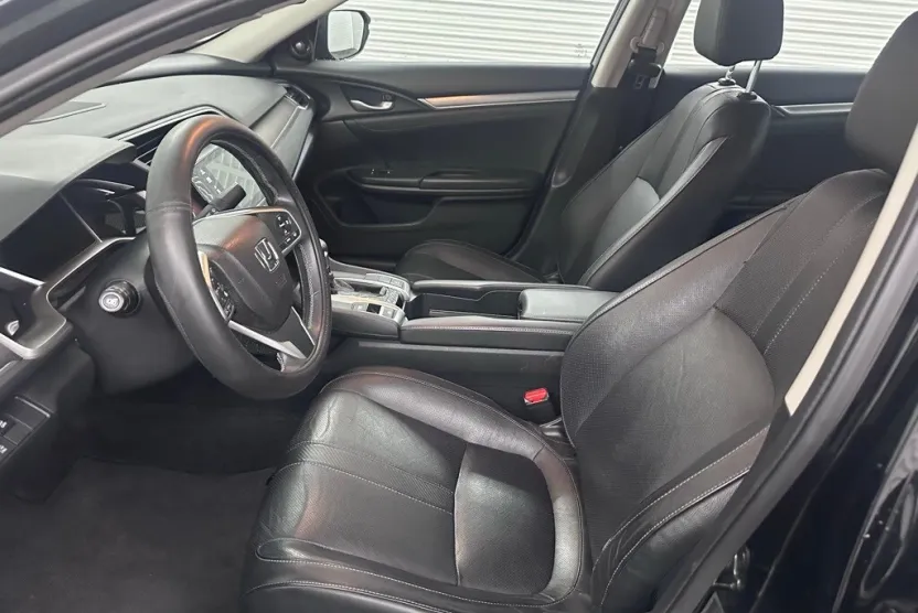 2017 Honda Civic Touring photo 1