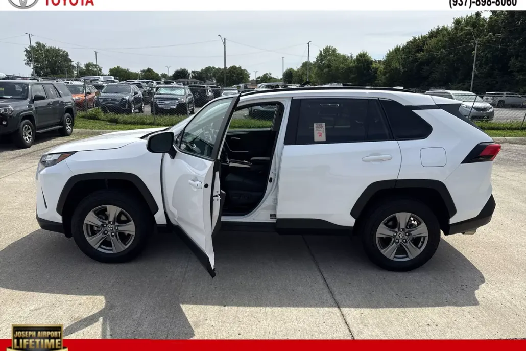 2024 Toyota RAV4 XLE photo 1