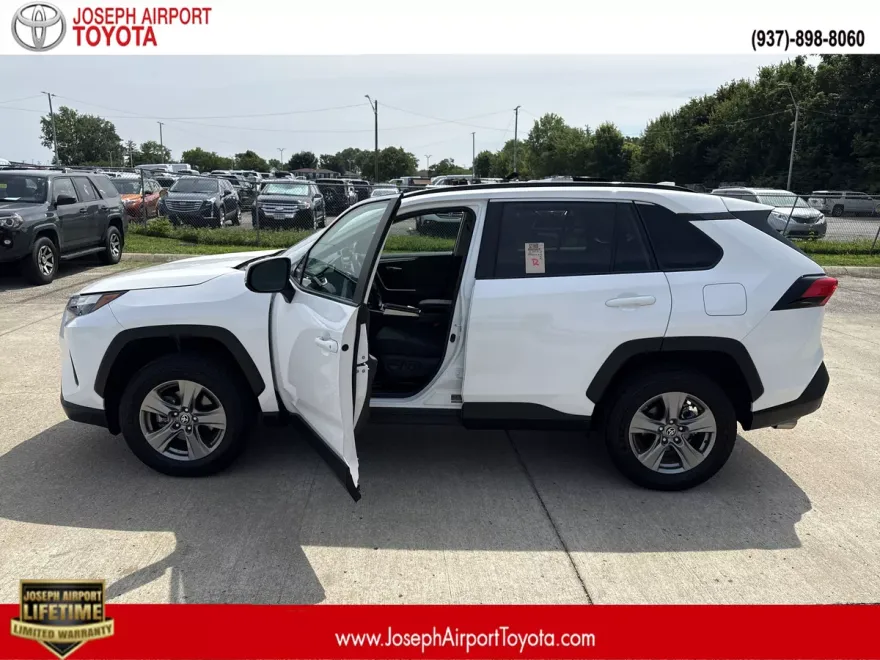 2024 Toyota RAV4 XLE photo 1