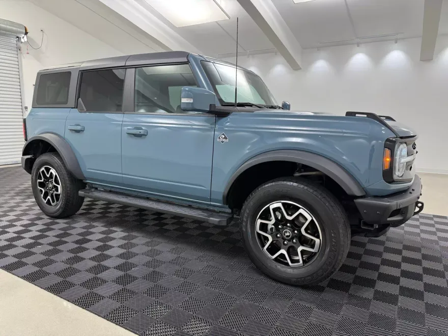 2022 Ford Bronco Outer Banks photo 1