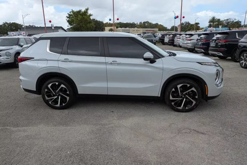 2023 Mitsubishi Outlander SE photo 1