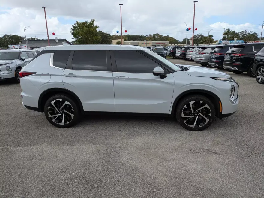 2023 Mitsubishi Outlander SE photo 1