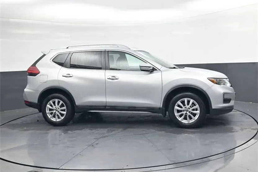 2017 Nissan Rogue SV photo 1