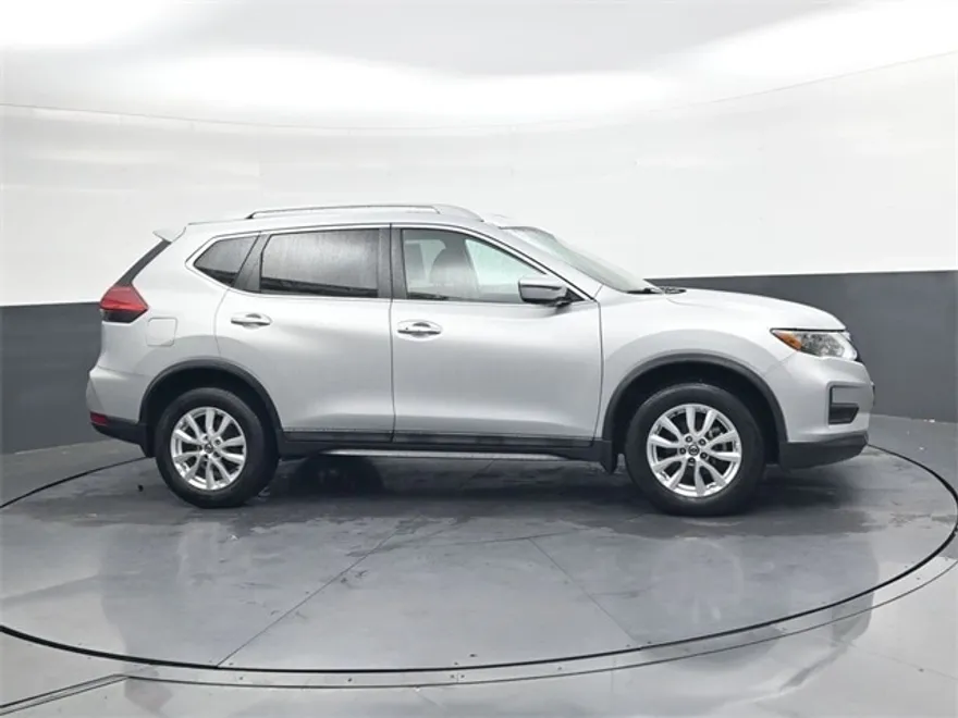 2017 Nissan Rogue SV photo 1
