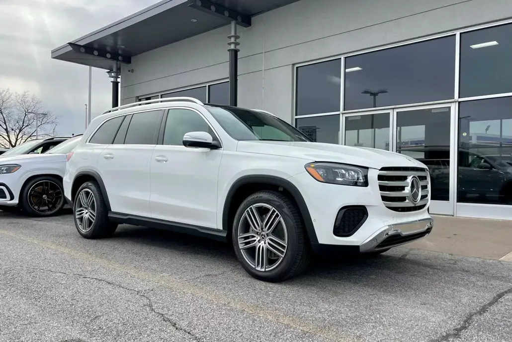 2025 Mercedes Benz GLS 450 4MATIC photo 1