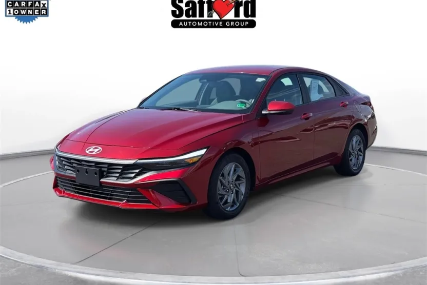 2024 Hyundai Elantra SEL photo 1