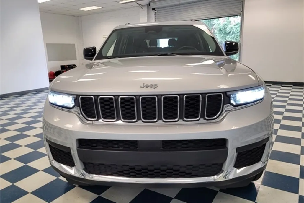2023 Jeep Grand Cherokee Laredo photo 1