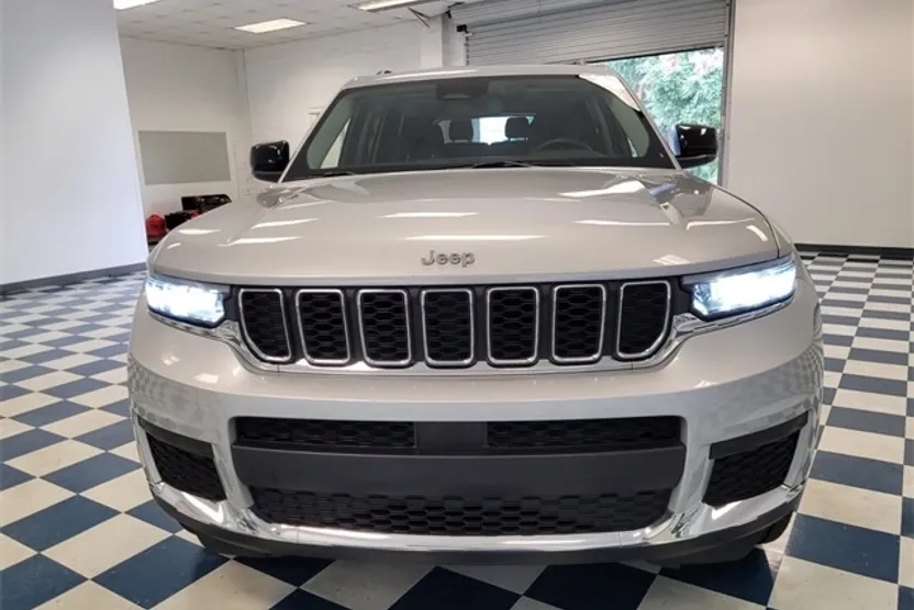 2023 Jeep Grand Cherokee Laredo photo 1