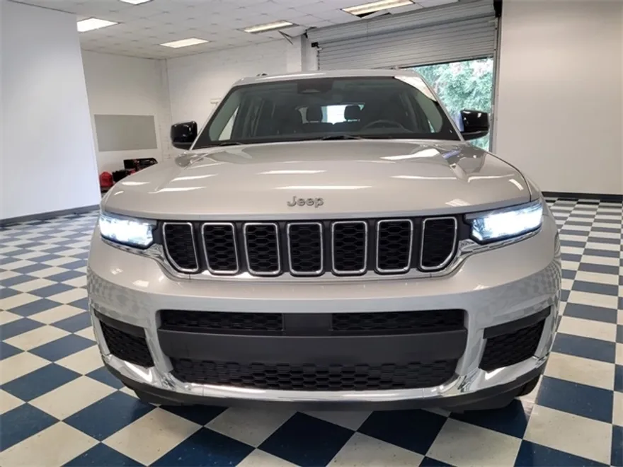 2023 Jeep Grand Cherokee Laredo photo 1