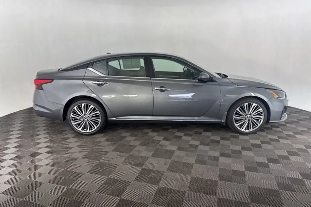 2024 Nissan Altima 2.5 SL photo 1