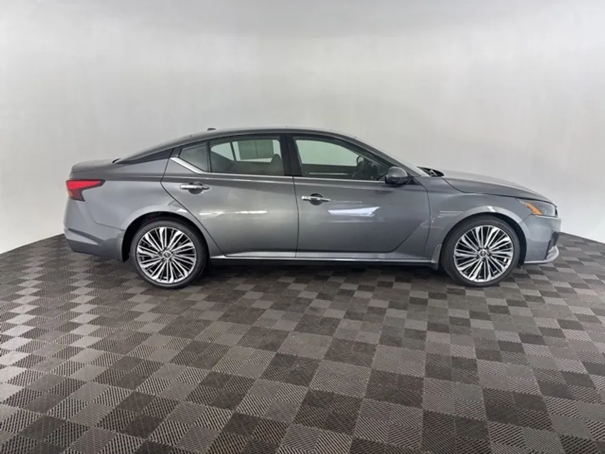 2024 Nissan Altima 2.5 SL photo 1