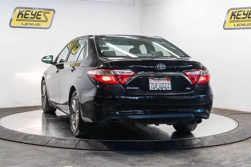2016 Toyota Camry SE photo 1