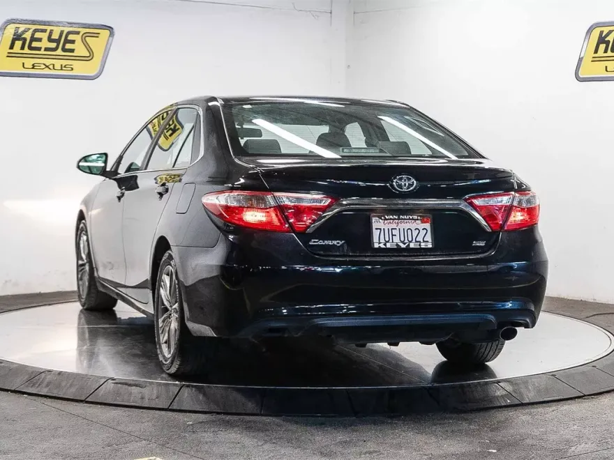 2016 Toyota Camry SE photo 1