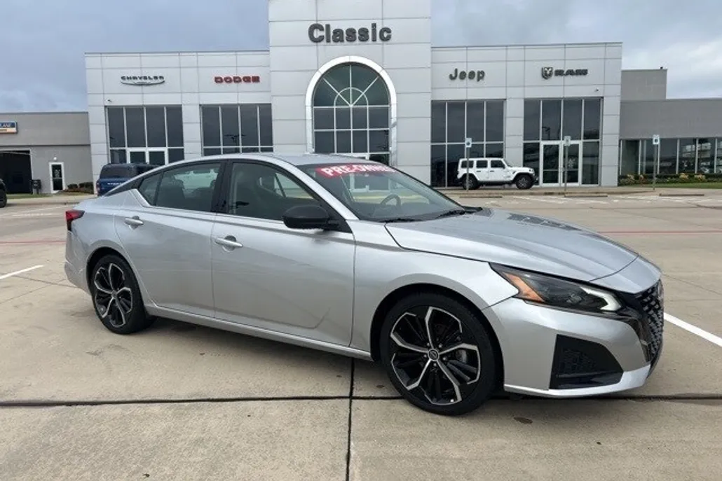 2023 Nissan Altima 2.5 SR photo 1