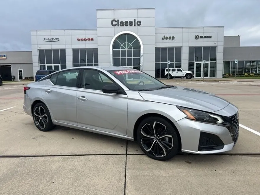 2023 Nissan Altima 2.5 SR photo 1