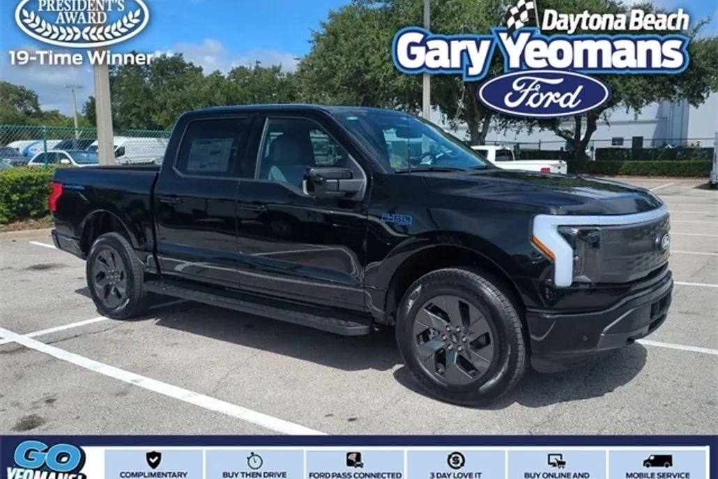 2025 Ford F-150 Lightning Lariat photo 1